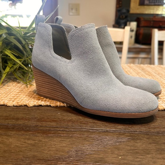 TOMS Women's Light Gray Blue Suede Wedge Ankle Booties Size 7.5 Casual Comfort - Picture 1 of 12
